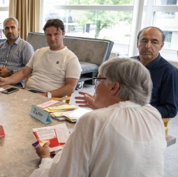Zafar erelid geworden van het Praatcafe Emmen